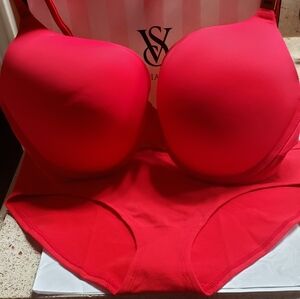 NWT VICTORIA'S SECRET Bra & Panty Set ( RED) ⚘❤..